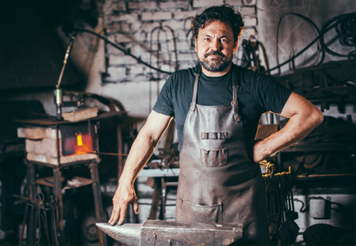 Herrería con herramientas y procesos de trabajo sobre metal.