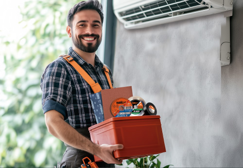 Persona realizando tareas de mantenimiento con diferentes herramientas.